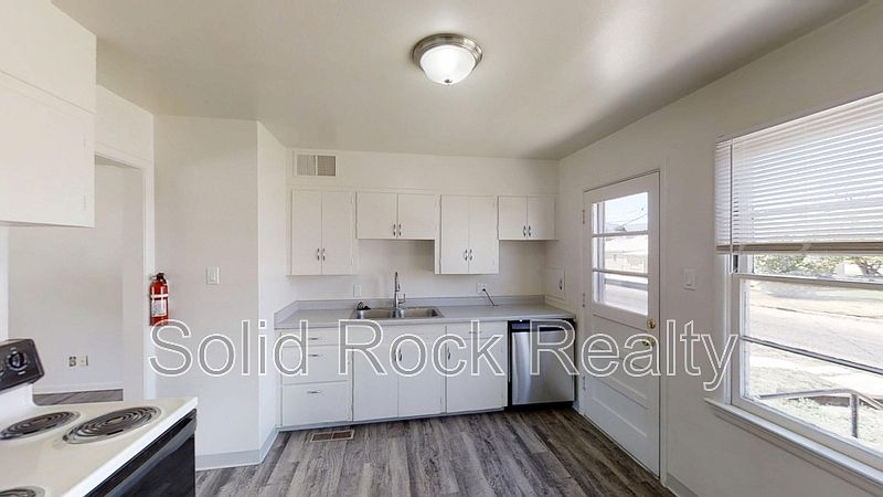 1st image of 1216 Janes Ln