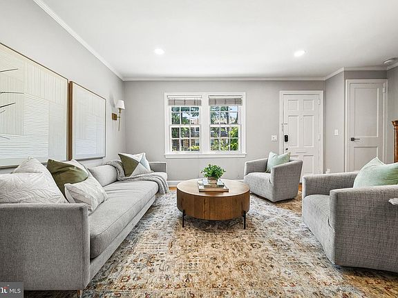3rd image of 10 E Linden St
