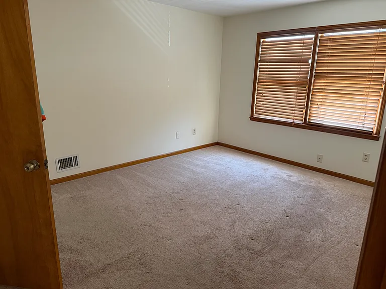 499 W Grand Ave #1 — Photo 2