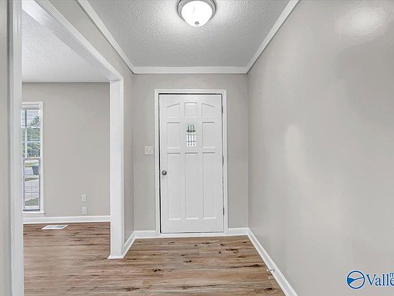 5th image of 907 Flora Cir SE