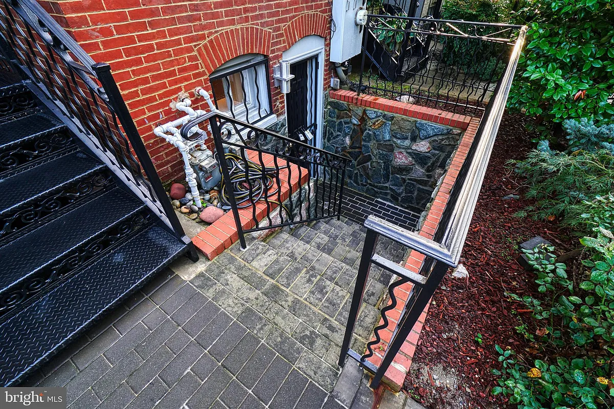 Building Photo - 936 T St NW #B