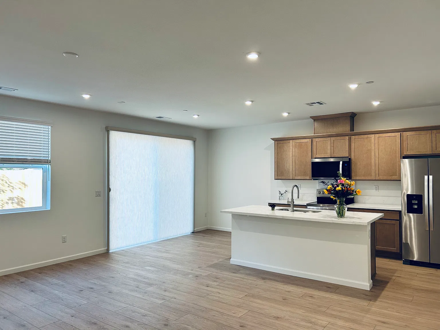 3 bed, 2.5 bath, 1833 sqft, $3,550 — Photo 1