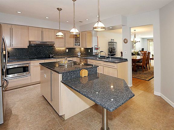 5th image of 163 Foxwood Dr