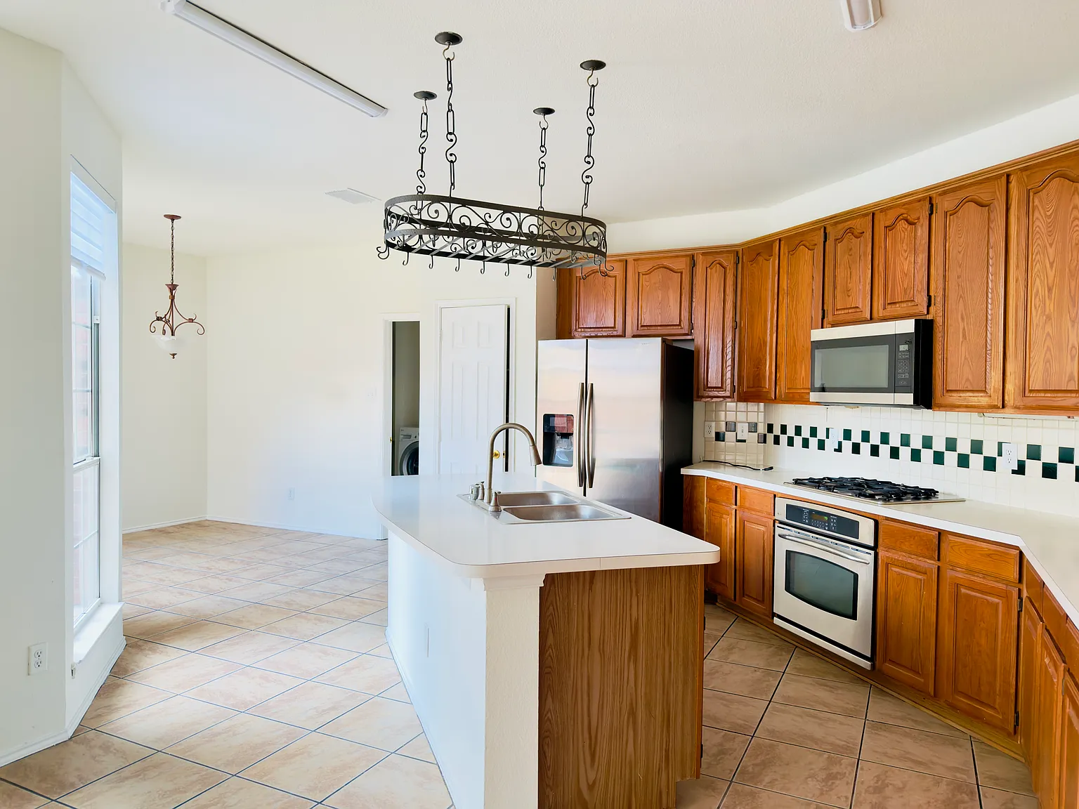 4 bed, 2804 sqft, $3,200 — Photo 4