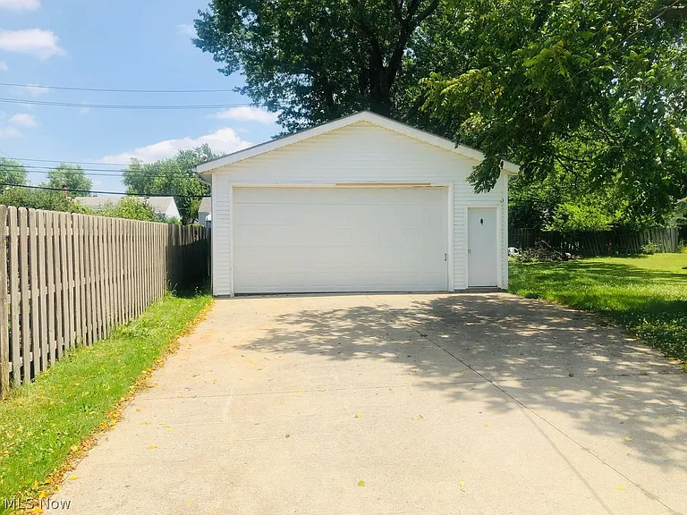 1353 Summit Dr — Photo 2