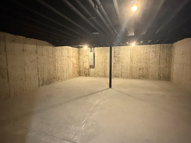 1609 Hillside Ln — Photo 13