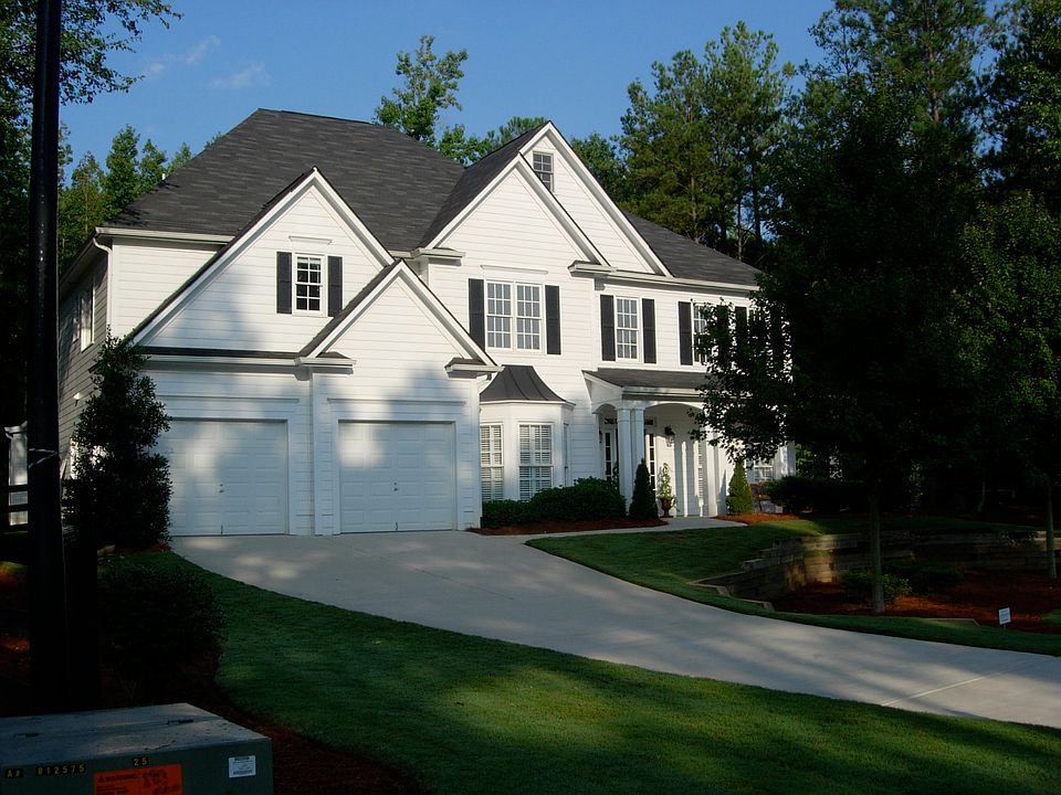 560 Longwood Ln