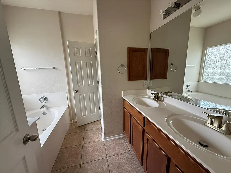 1514 Kothman Dr — Photo 15