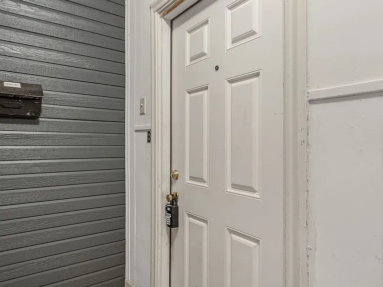 132 Rowland Pl — Photo 2