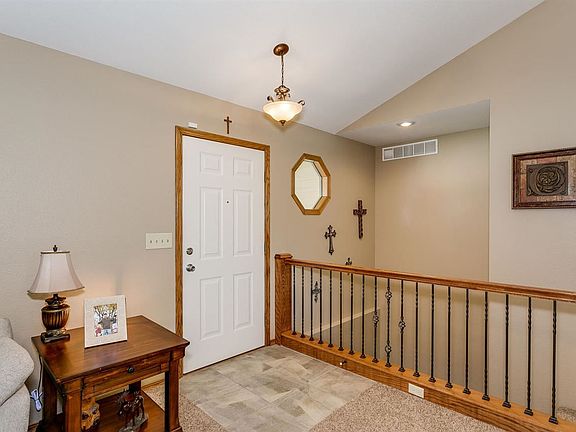 4th image of 230 E Catalpa Ct