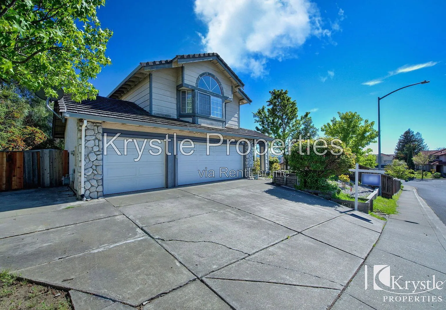 5 bed, 3.0 bath, 2362 sqft, $3,900 — Photo 2