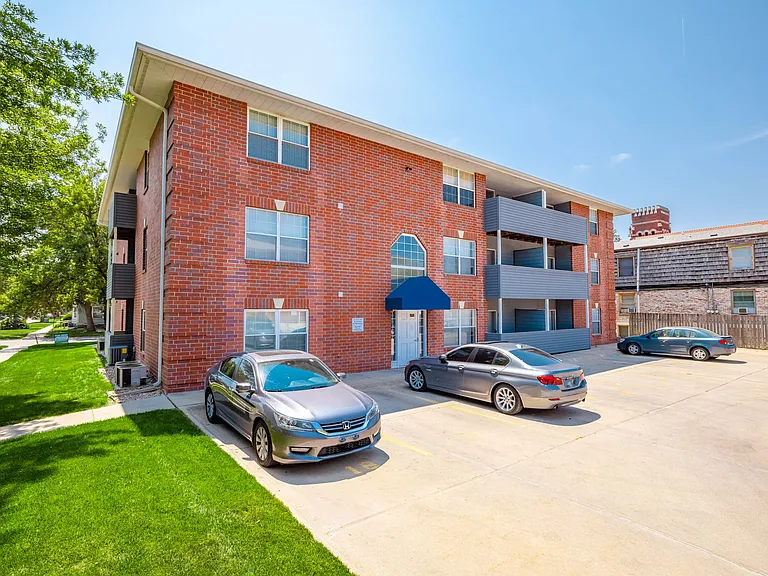 Cambridge Apartments — Photo 7