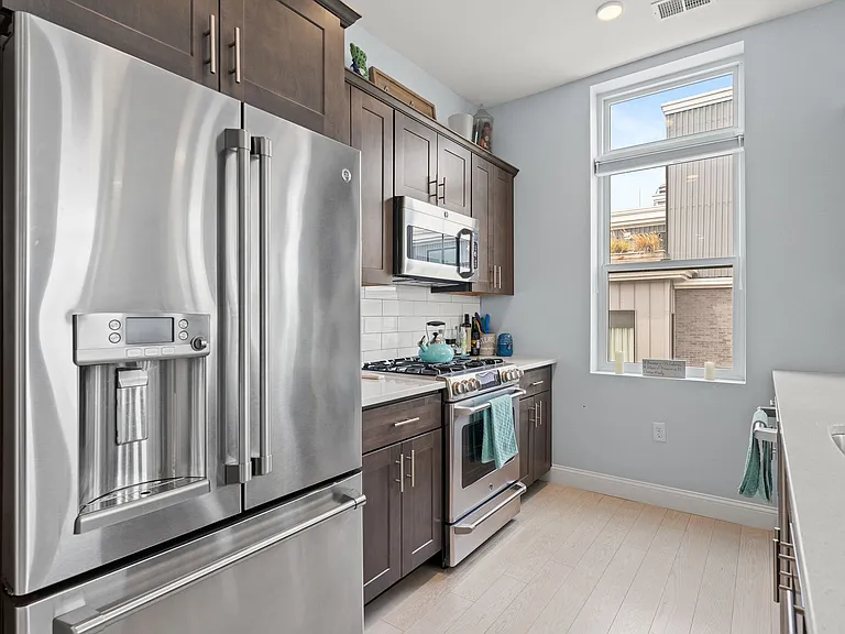 170 W Broadway #413 — Photo 9