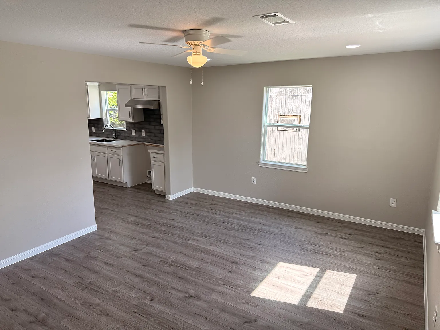 4 bed, 1209 sqft, $1,600 — Photo 2