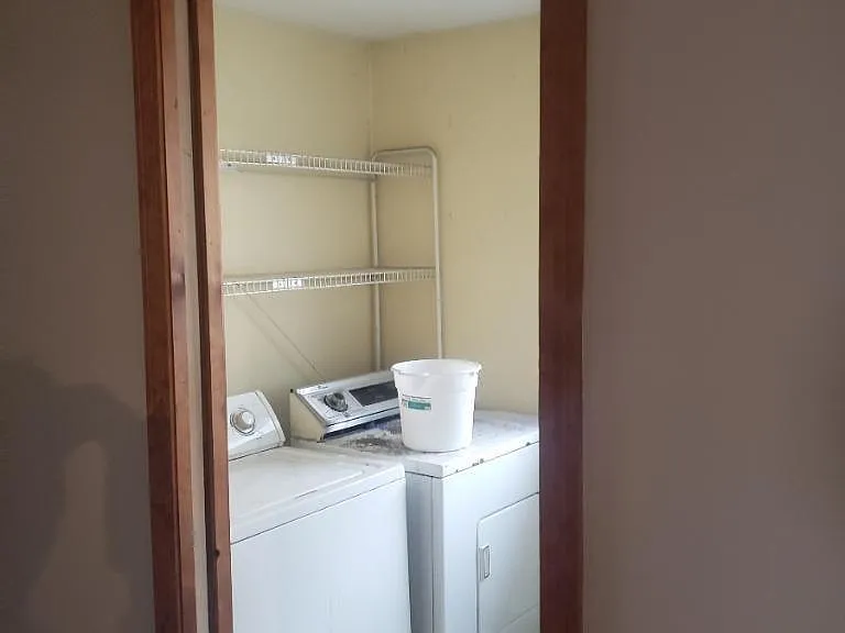 598 Springfield St — Photo 4