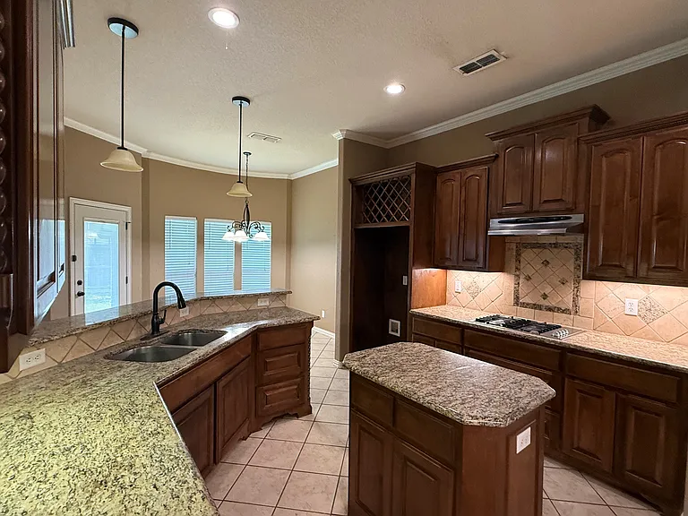 2207 Canterbury Dr — Photo 13