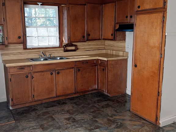 2nd image of 252 W 76th St