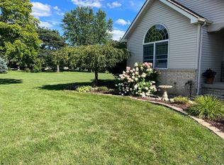 9002 Apple Orchard Dr, Fenton, MI 48430
