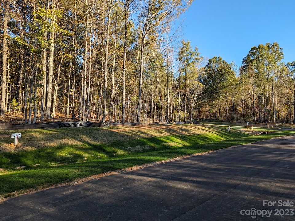 1st image of 220 Heathland Dr #20
