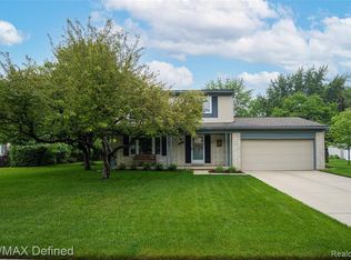 2277 Kettle Dr, Troy, MI 48083