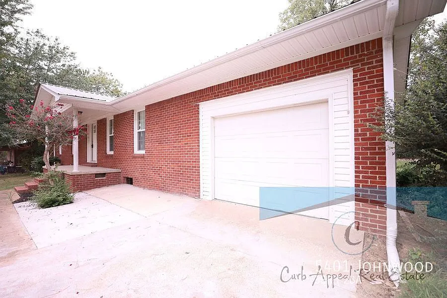 Beautifully renovated 3 bedroom 2 bath home - Valley View schools - huge basement!! — Photo 3