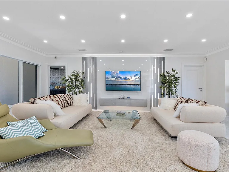 207 Royal Palm Dr — Photo 8