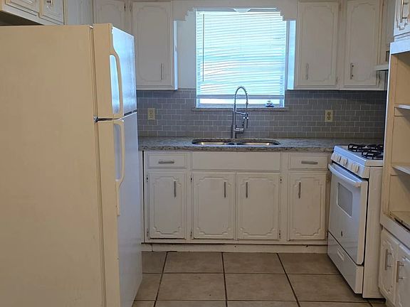 Kitchen Stove & Refrigerator