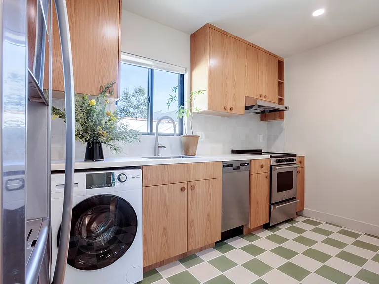 859 N Mansfield Ave #4 — Photo 3