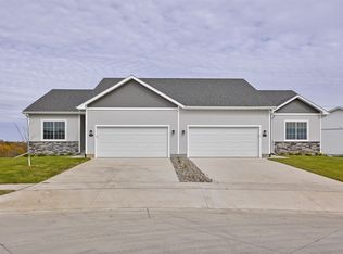 16719 Walnut Meadows Cir, Urbandale, IA 50323