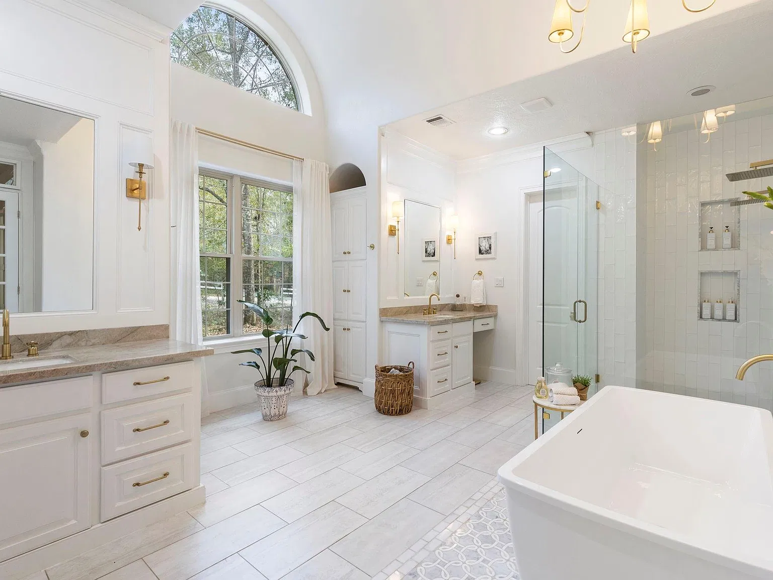5 bed, 5.0 bath, 5042 sqft, $5,400 — Photo 1