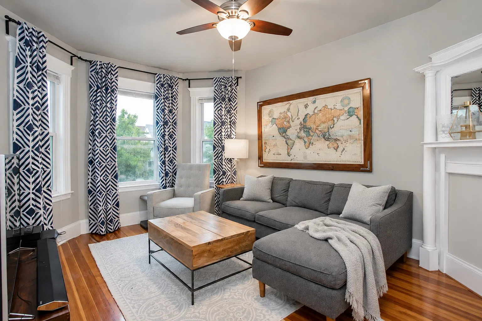 3 bed, 979 sqft, $2,750 — Photo 1