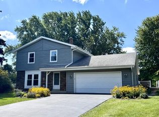 S77W26575 Crestview Ct, Waukesha, WI 53189