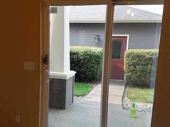 3rd image of 805 SE Creekside Dr