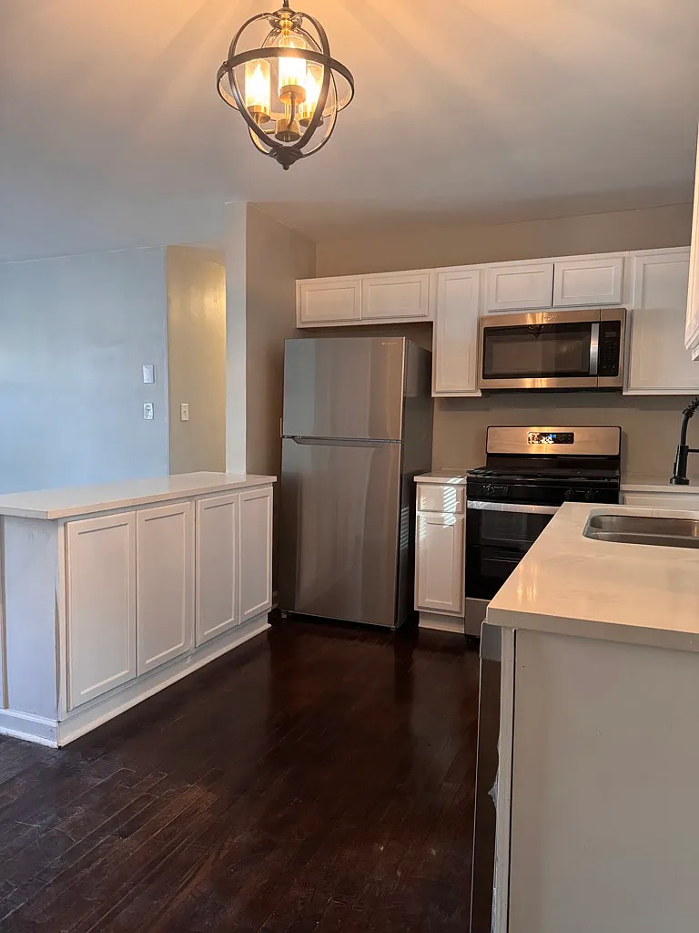 Cozy 3BR Home with Carport, Central A/C and Fenced Yard — Photo 4
