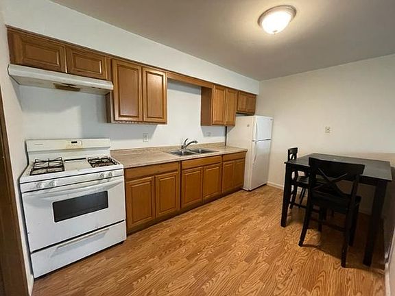 3rd image of 119 Monroe St APT 5