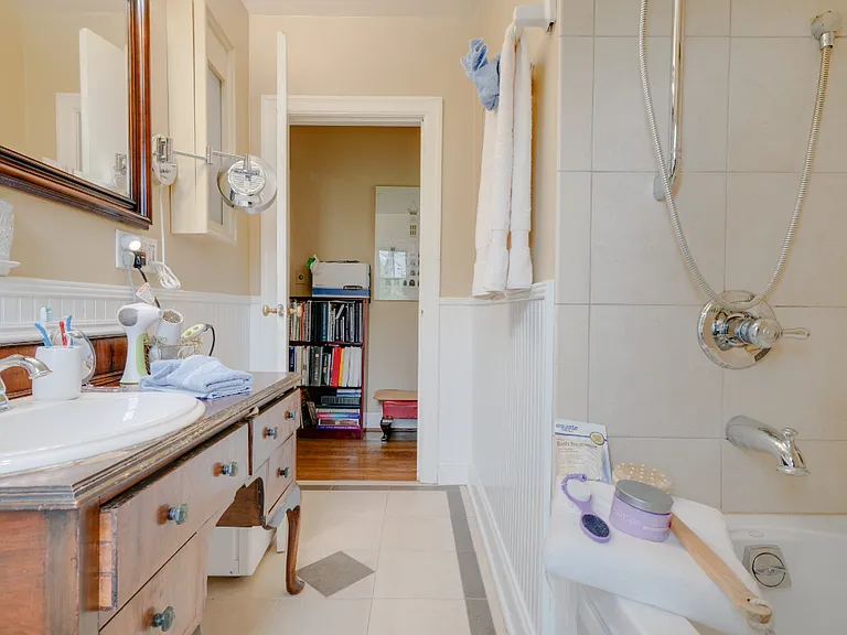 Bath on bedroom wing