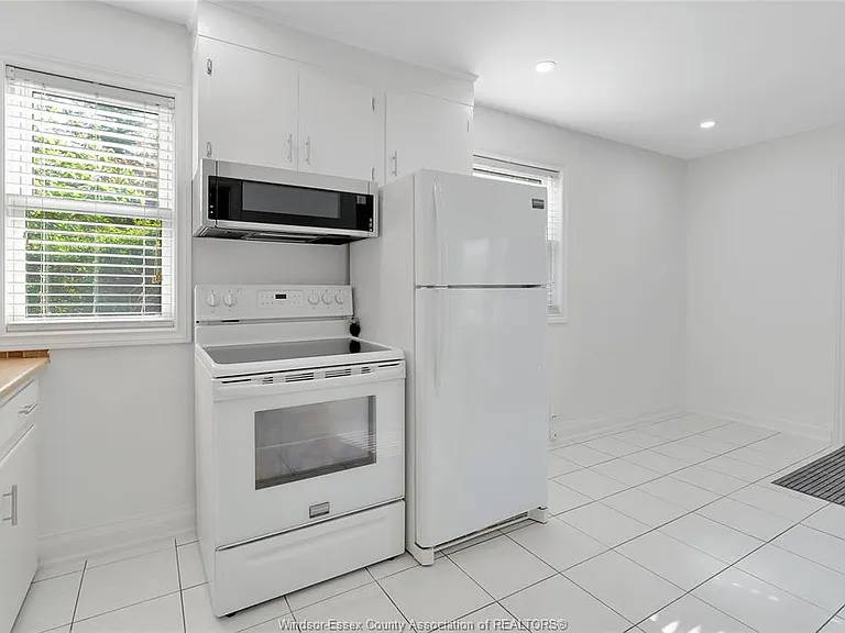 6633 Wyandotte St E — Photo 8