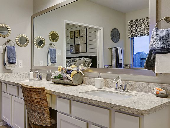 Dual sinks in owner s luxury bath