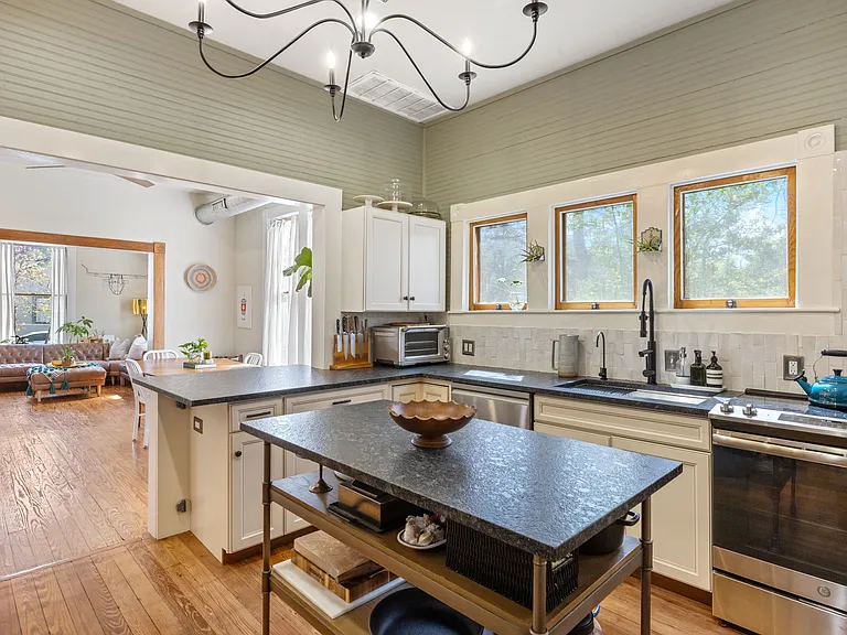 421 Spofford Ave — Photo 3