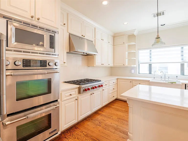 4233 Childress St — Photo 3