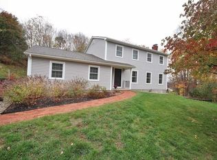 95 Thornhill Dr, Pleasant Valley, NY 12569