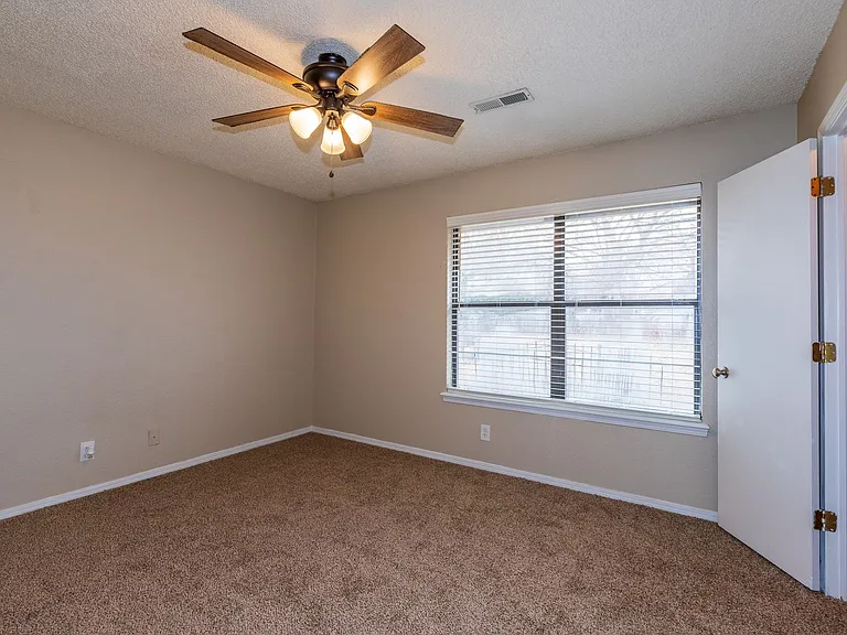 4902 S Gum Ave — Photo 25
