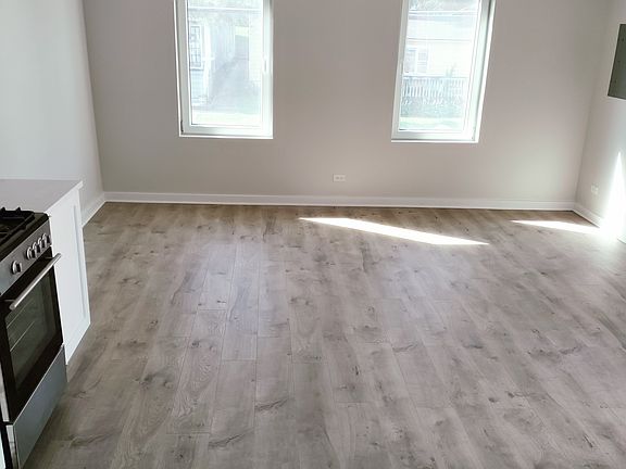 4th image of 407 E Illinois St Unit 2