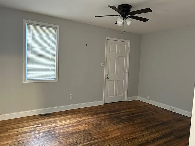 404 Valley View Dr — Photo 2