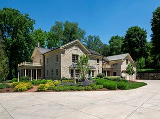 W354S2930 Manor House Ct, Oconomowoc, WI 53066