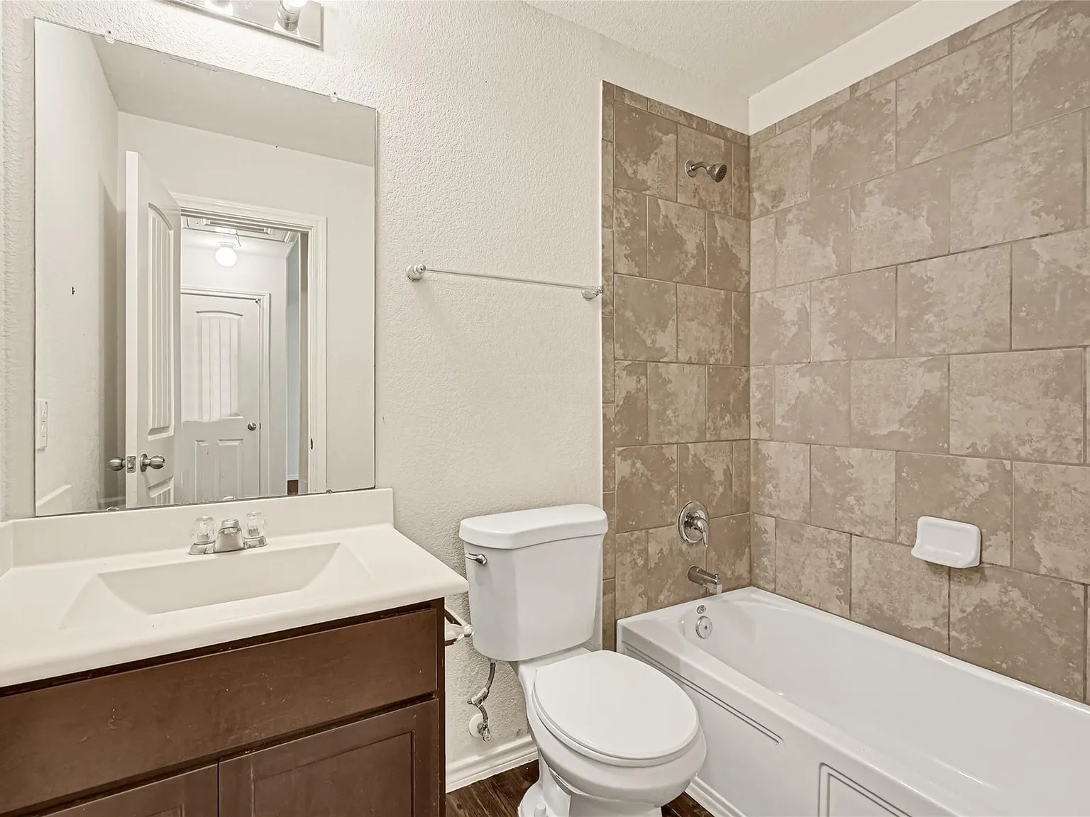 3 bed, 2.0 bath, 1240 sqft, $1,900 — Photo 3