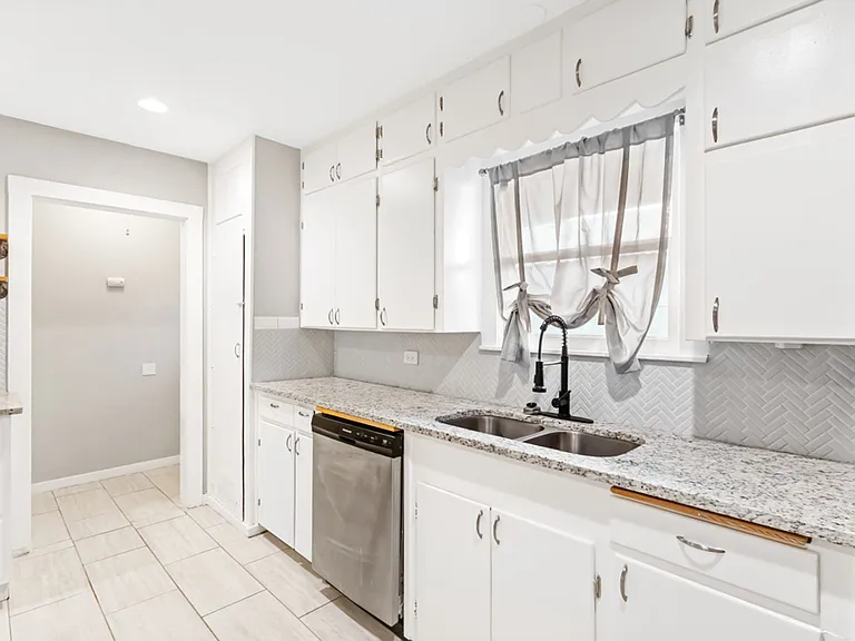704 Curtiss Ave — Photo 11