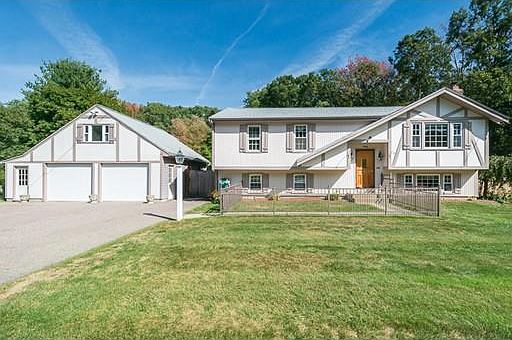 1st image of 20 Ticonderoga Ln