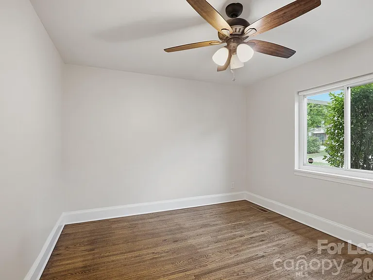 2525 Runnymede Ln — Photo 13