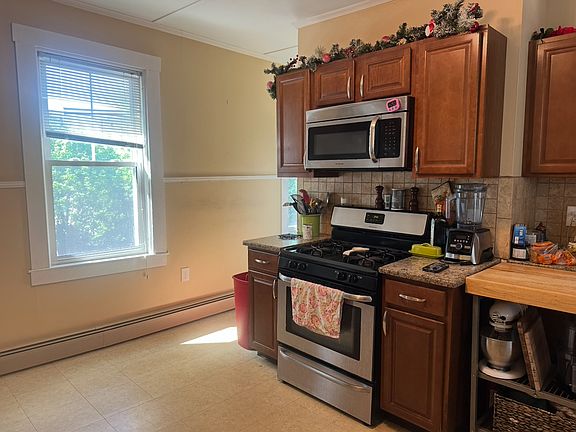 2nd image of 19 Holbrook Ct #2